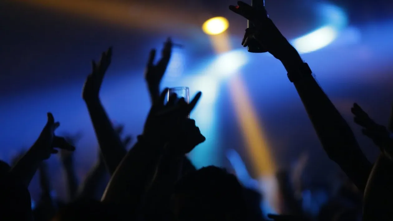 O seară la club s-a transformat într-un adevărat fiasco pentru o tânăra. Lumina UV i-a expus lenjeria intimă