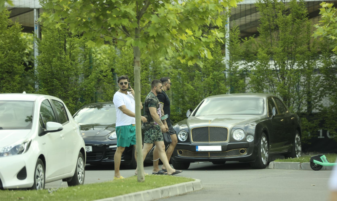 Alex Bodi și ”frații” lui, la relaxare (Foto: CANCAN.RO)