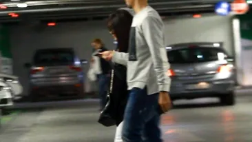 Ea îl ţine ”în lesă” pe ”câinele” cu sânge de brazilian! Cum i-am filmat pe fiul celebrului Rivaldo şi pe soţia lui