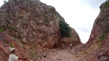 Povestea incredibila a singurului om din lume a care a reusit sa mute muntii! Moartea sotiei sale l-a determinat sa reuseasca!