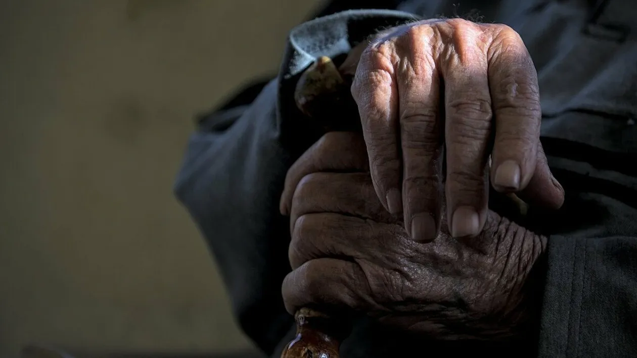 Ce a pățit un bărbat de 86 de ani din București după ce a fost abordat de o femeie pe stradă. A rămas fără economiile de o viață. „Mi-am dat seama imediat”