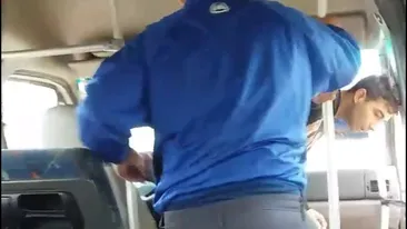 Scene incredibile într-un maxi-taxi! Un şofer a luat la bătaie un pasager