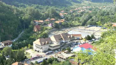 Stațiunea mai puțin cunoscută din România unde apa își schimbă culoarea în funcție de anotimp. Este un loc unic în lume