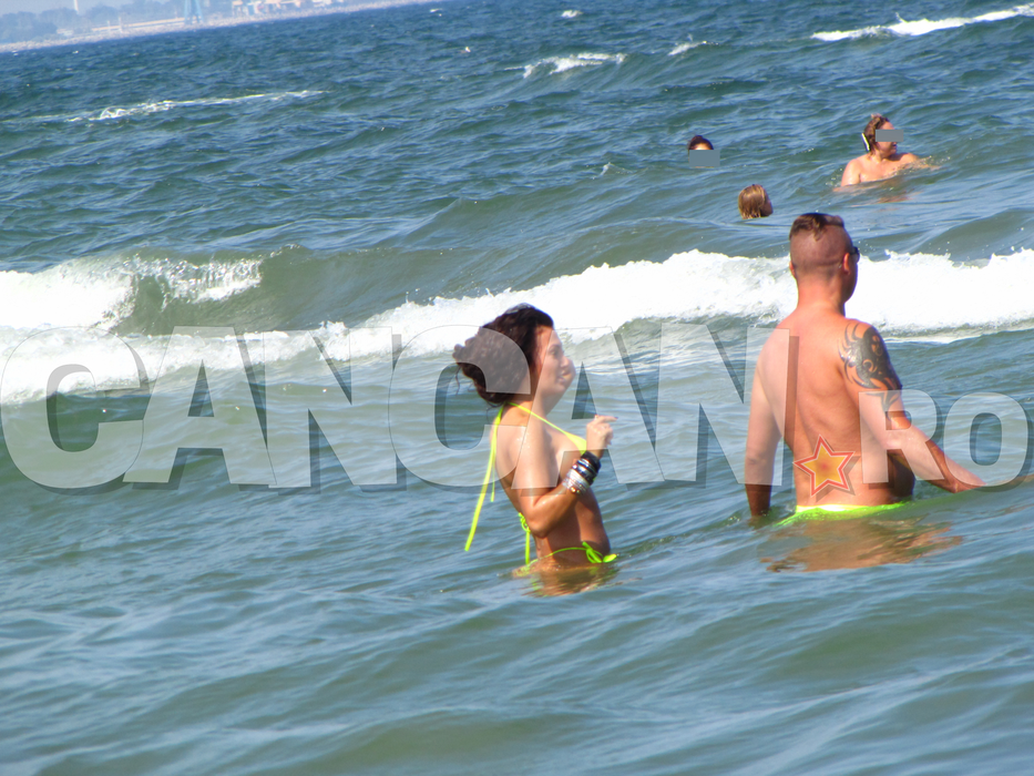 Celebra dansatoare de la ”Românii au Talent” a îmbrăcat un costum minuscul de baie! A ”dat foc” plajei cu funduleţul antrenat la bară!