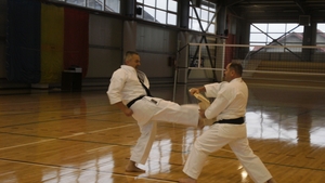 Cand nu e la Parlament, senatorul Serban Valeca da lectii de karate! Printre elevi e si fiica lui