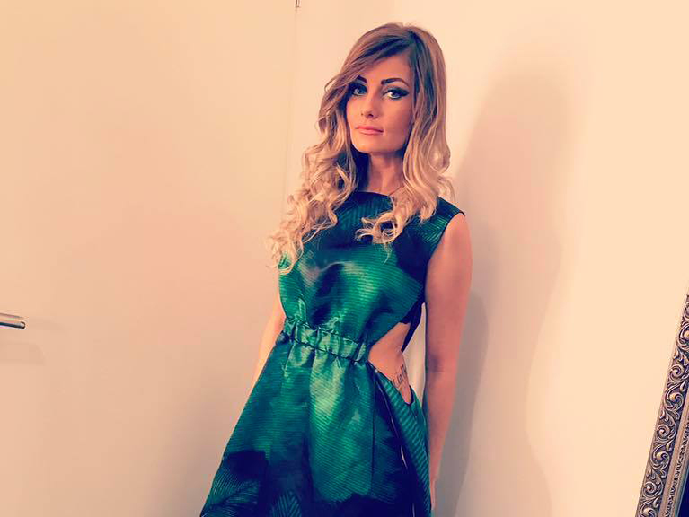 După o relaţie de cinci ani, Sylvia, ex-ASIA, se mărită! Ce inel a primit din partea iubitului