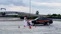 VIDEO. Cerere inedită în căsătorie, la Academia Titi Aur. Viitoarea mireasă a spus Da în timp ce o mașină făcea drifturi în jurul ei