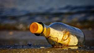 Mesajul care a plutit într-o sticlă pe Oceanul Pacific timp de 10 ani a fost găsit. Cine este, de fapt, autoarea bilețelului