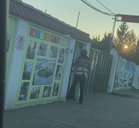 Călin Geambașu intră pe ușa unității de învățământ unde îl așteaptă Davin