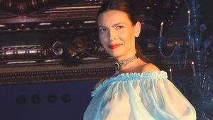 O mai stii pe reporterita pe care Adi Despot de la Vita de Vie a facut-o praf? Au apucat-o prezentarile in sanii goi!