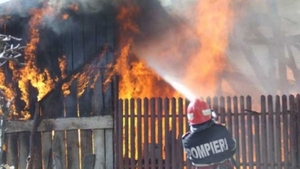 Tragedie în județul Galați. O femeie a murit carbonizată după ce locuința ei a luat foc