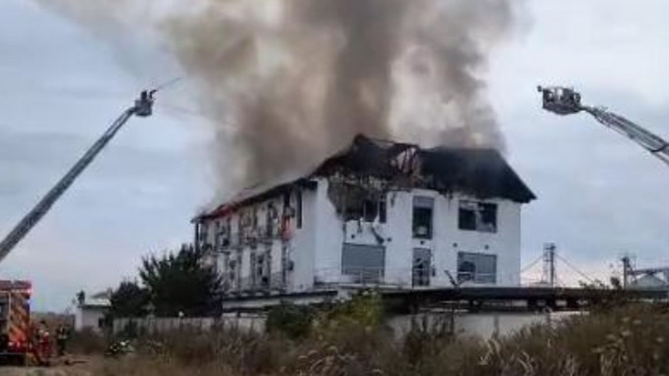 Incendiu devastator la un hotel din Prahova! 5 persoane se aflau în interior: o femeie a fost găsită carbonizată