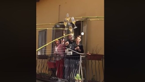 Petrecere pe balcon! Soluția ingenioasă pe care au găsit-o italienii ca să ciocnească un pahar de vin