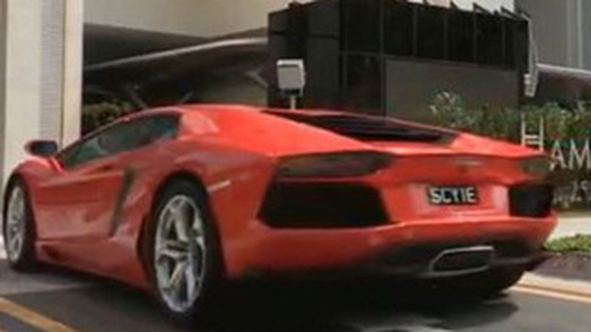 Video absolut uluitor! Milionarii din Singapore isi parcheaza masinile de sute de mii de euro in sufragerii la etajul 20 cu liftul - Ramai interzis