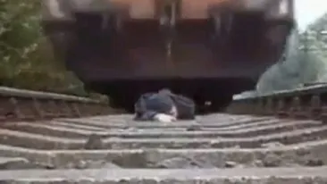 VIDEO S-a filmat in timp ce a trecut trenul peste el!