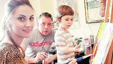 Ia lectii de pictura cu fiul ei!