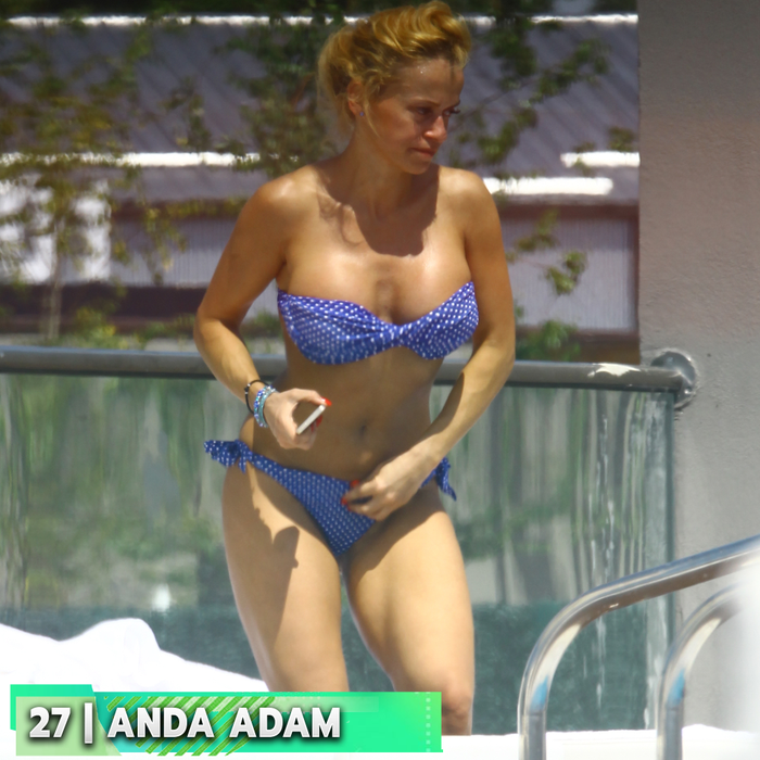 Top 30 sexy-vedete în genunchi la plajă. Pe ce locuri se clasează Emily Burghelea, Florentina Raiciu, Delia și Andreea Bănică