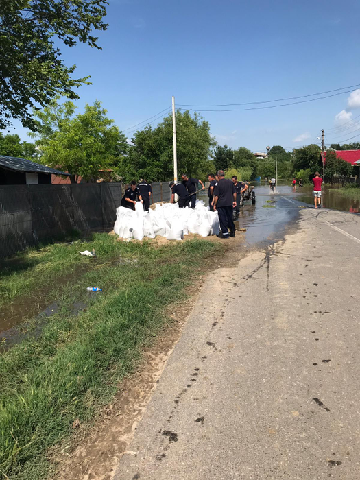 Pompierii și voluntarii încearcă să oprească apa