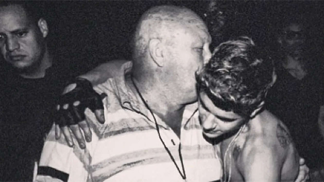 Justin Bieber, incurajat de bunici sa umble dezbracat pe strada! Uite cum l-au «carat» dupa un concert