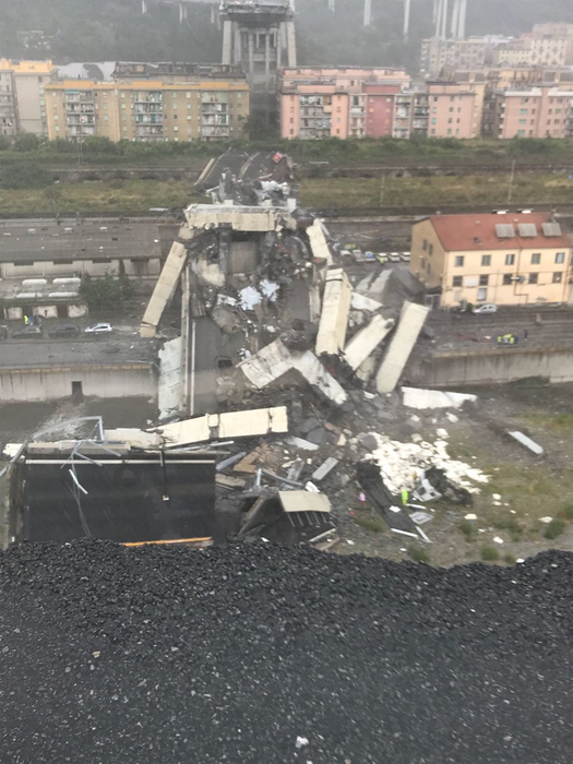 Imagini terifiante! Un pod rutier s-a prăbușit de la o înălţime de 100 m, în apropiere de oraşul Genova! Cel puțin 35 de persoane au murit