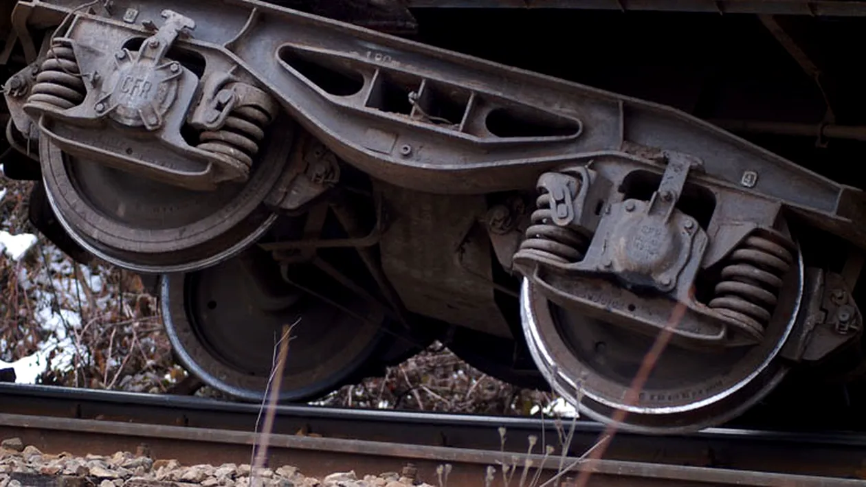 Un tren de călători A DERAIAT după ce a fost lovit de o betonieră! Garnitura circula pe ruta Bucureşti- Constanţa