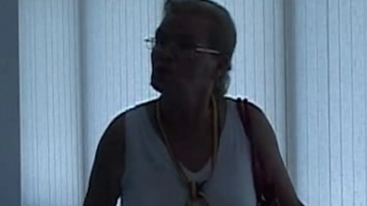 VIDEO  Intamplare halucinanta! O pensionara si-a bagat picioarele in piscina de la Vila Dante: E a noastra, avem voie sa facem o baie