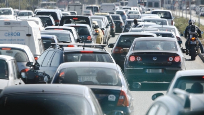 Trafic intens pe DN7 și pe autostrada A1. Coloane de mașini la Dedulești și la intrare în București