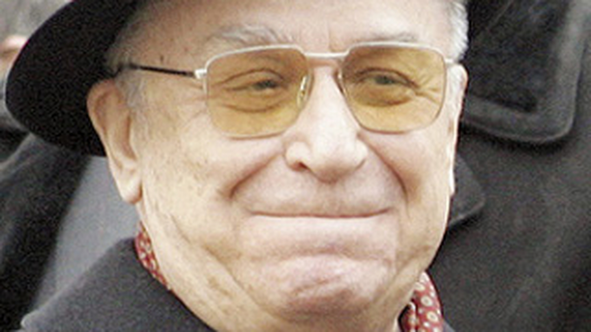 Un revolutionar care-l huiduia pe Iliescu: "Aveti o suta de milioane pensie!" Nea Nelu: "Mai draga! Vorbesti prostii, am 6.000 de lei!"