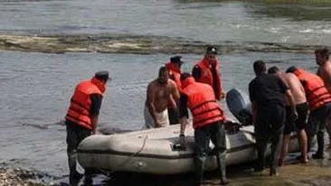Un copil de 15 ani, inecat in Ialomita, cautat de scafandrii!
