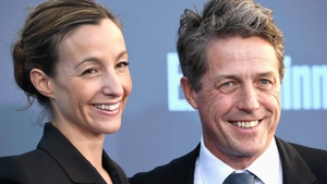 Hugh Grant a renunțat, în sfârșit, la burlăcie! Actorul s-a căsătorit cu Anna Eberstein