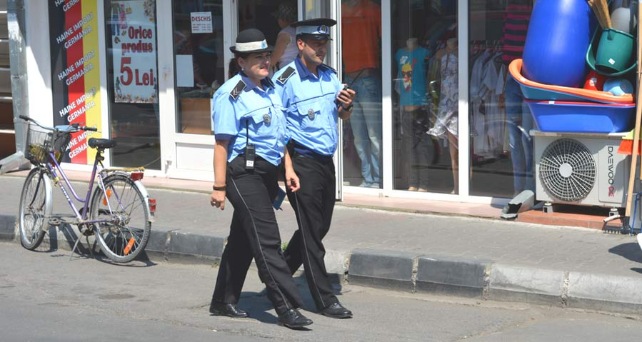 Polițiștii locali din Giurgiu nu au altă variantă decât mersul de jos