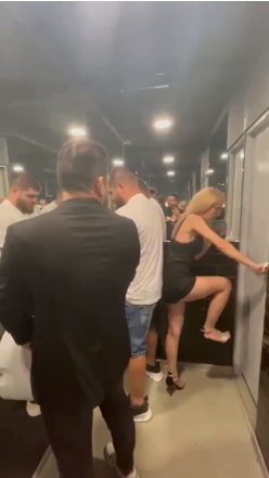 Blondina a încercat să scape cât mai repede din toaleta bărbaților, când și-a dat seama unde a nimerit