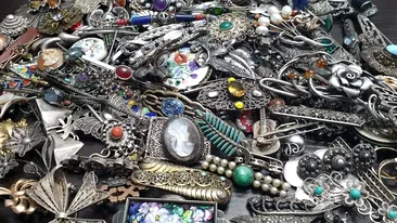 O femeie a cumpărat o pereche de cercei vechi la preț de chilipir, dar a rămas fără cuvinte când a aflat cât valorează