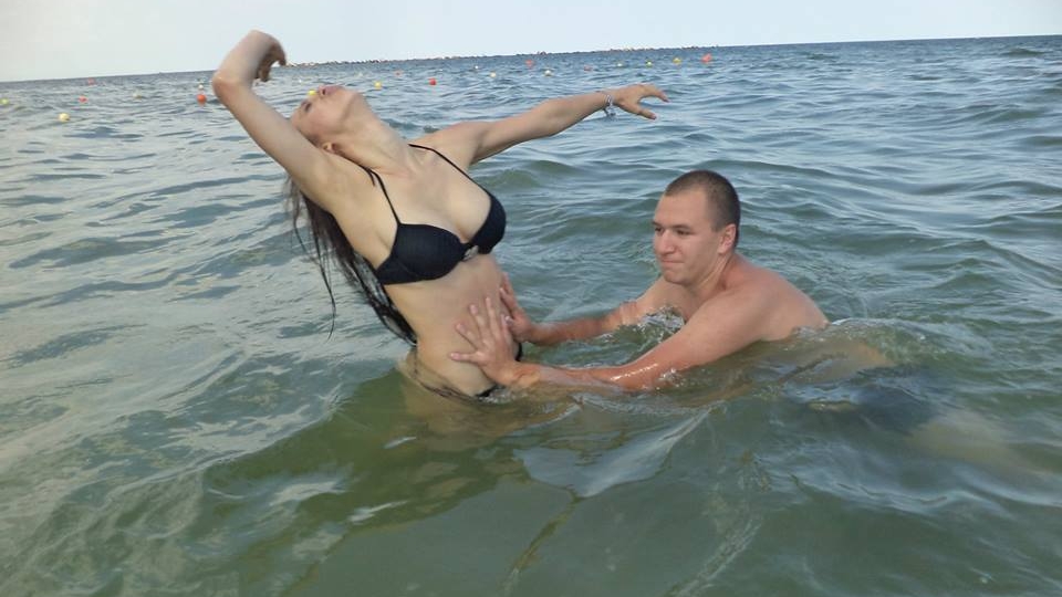 Cea mai sexy mamica din Romania si-a facut de cap la mare! Uite ce incident fierbinte a surprins aparatul foto al familiei!