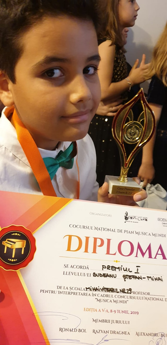 Ce frumoși s-au făcut fiul și fiica lui Mihai de la 3 Sud Est! Ștefan ia lecții de pian și a câștigat mai multe concursuri, iar Sara ar putea deveni un model de succes | FOTO