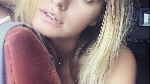 Alexandra Stan a pozat din nou provocator. Şi-a luat un tricou scurt şi...