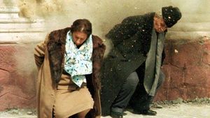Imagini de la deshumarea lui Nicolae Ceauşescu! Părul, celebrul palton şi căciula de astrahan au rezistat chiar şi după două decenii