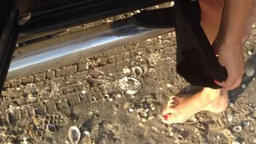A crezut ca nu o vede nimeni, dar s-a inselat amarnic! Vezi ce vedeta de la noi a fost fotografiata fara chiloti pe plaja!