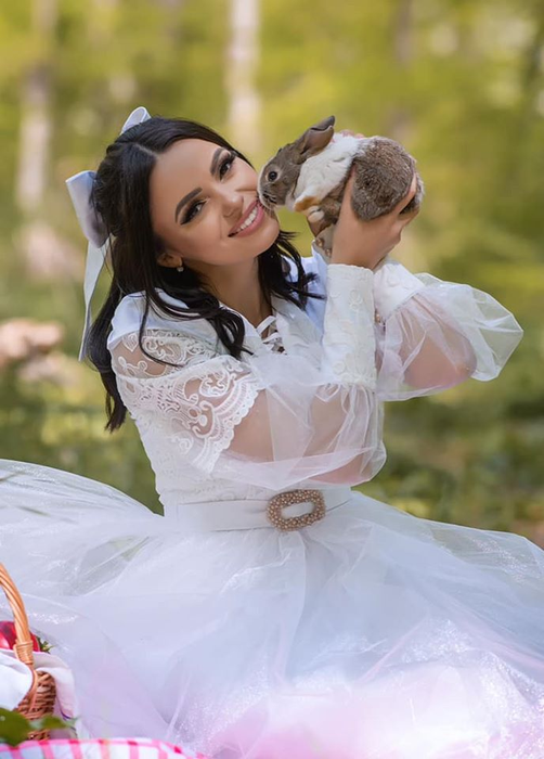 Cosmina Adam este noua asistentă de la Acces Direct! Cu ce s-a ocupat înainte să o înlocuiască pe Emily Burghelea care și-a dat demisia la TV