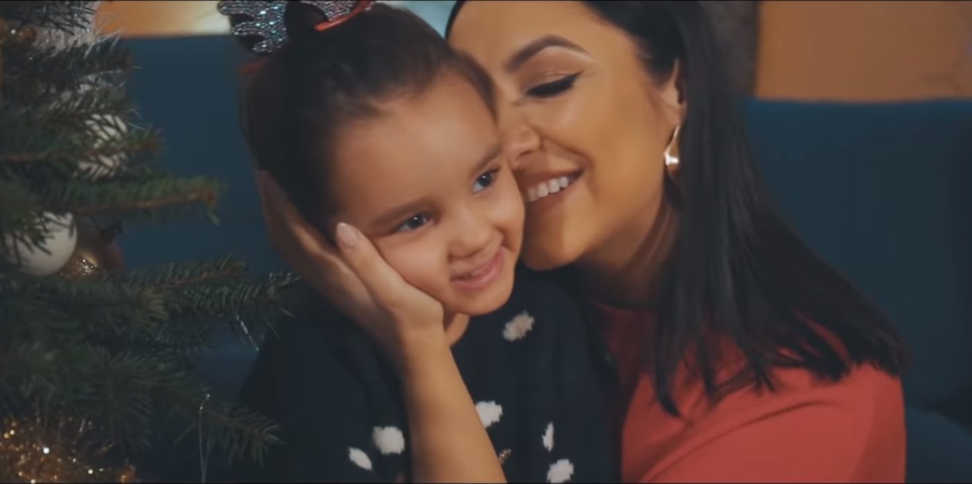 Andra, primul cântec de Crăciun lansat împreună cu fiica ei. Eva a moștenit talentul îndrăgitei artiste, iar versurile colindului sunt emoționante