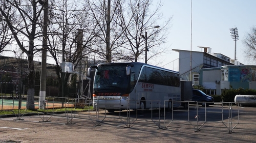 Un autocar venit din Italia zace nedecontaminat la Giurgiu, iar cei puși în carantină se plimbă nestingheriți pe afară