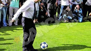 Premierul Emil Boc l-a "provocat" la un penalty! Florin Piersic, descult pe Cluj Arena