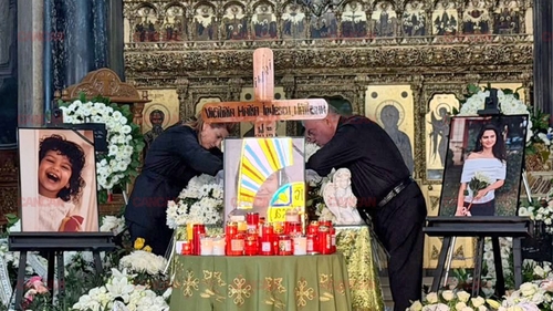 Părinții Victoriei, îngenuncheați de durere lângă sicriu. Mihaela și Cazimir Ionescu au rămas unul lângă celălalt la căpătâiul fiicei lor