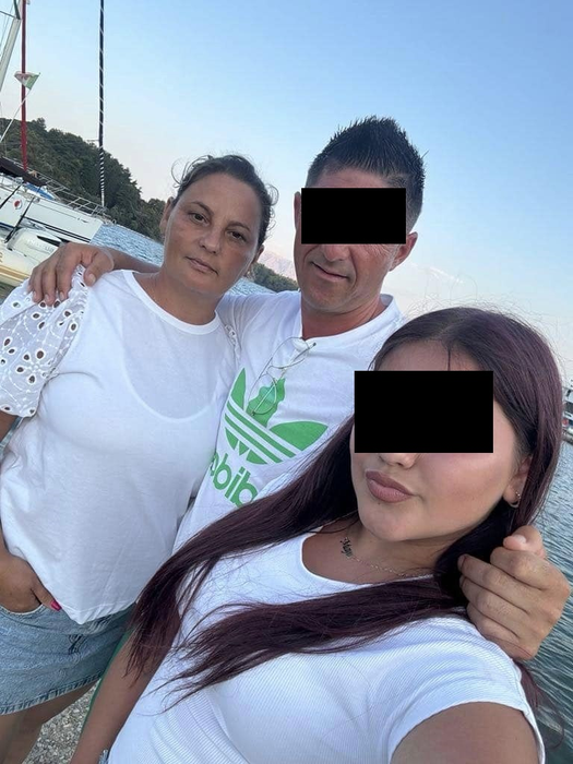 Alina Popescu, alături de soțul și de fiica sa/ Sursa foto: Facebook