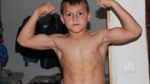 "Micuţul Hercule" a crescut! Cum arată GIULIANO STROE la 12 ani şi cine îi calcă pe urme