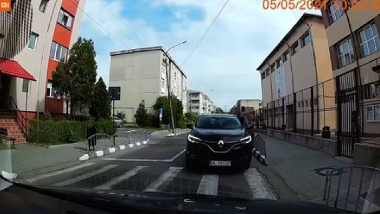 Un șef de post de Poliție din Vâlcea își bate joc de regulile de circulație VIDEO