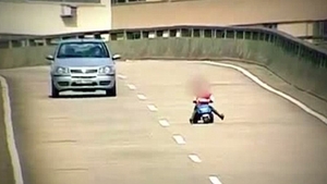 Imagini realizate pe autostrada! Un baietel de doar 8 ani a iesit asa in fata masinilor! Totul a fost filmat, iar sfarsitul este..