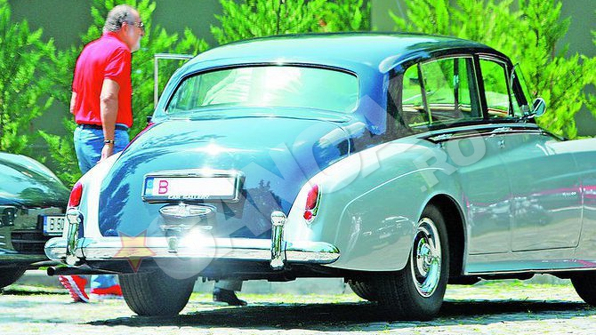 Ion Tiriac se plimba intr-un Rolls de colectie! Umbla cu "Norul Argintiu" in Bucurestiul gri