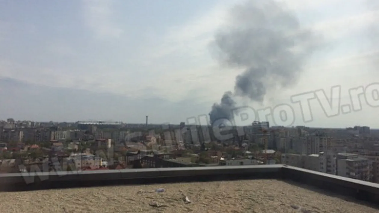 INCENDIU in Bucuresti! O hala dezafectata s-a facut scrum iar focul s-a extins rapid si la alte spatii din apropiere