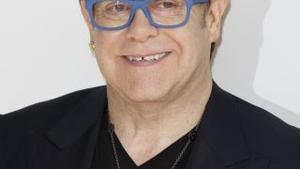 Elton John va avea la dispozitie 300 de perechi de ochelari pentru concertul de la Sofia